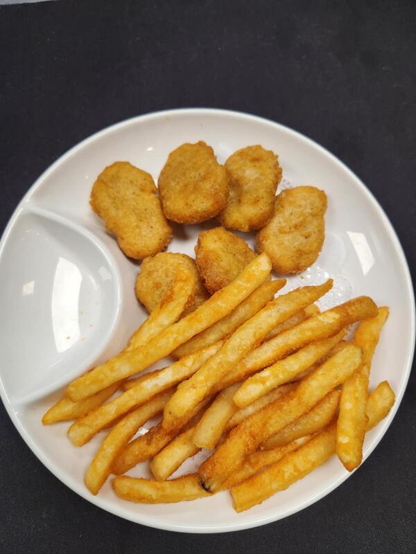 Kids Chicken Nuggets w. Fries